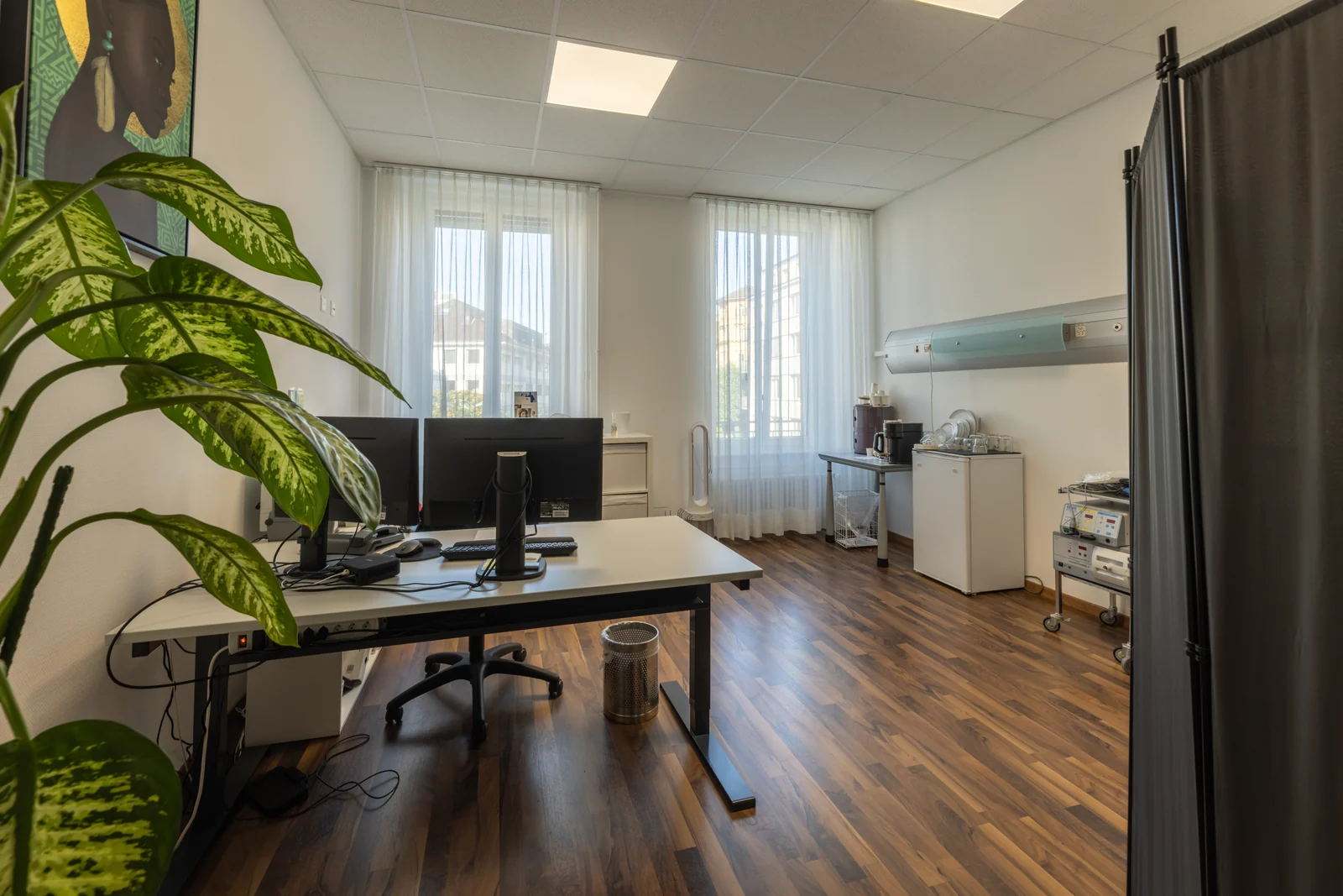 Bureau de consultation avec lumière naturelle